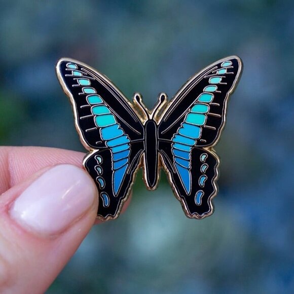 Bluebottle Butterfly Enamel Pin - Gold Plated Nature Jewelry - Garden Brooch - Picture 2 of 2